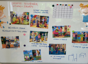 Tablica „Zasady Wisienek” z ilustracjami przedstawiającymi bezpieczną zabawę, sprzątanie zabawek, mycie rąk, zgodną zabawę, czekanie na swoją kolej i pomaganie innym.